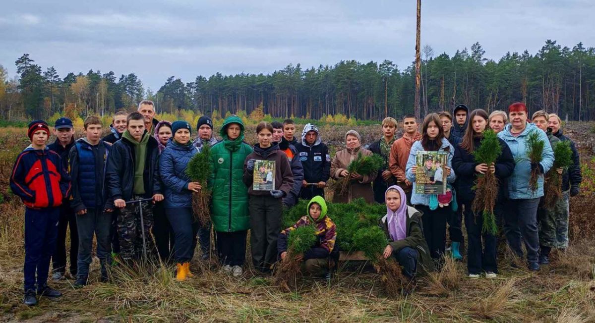 Педагоги и учащиеся Кочищанской средней школы Ельского района присоединились к добровольной акции «Дай лесу новае жыццце!».